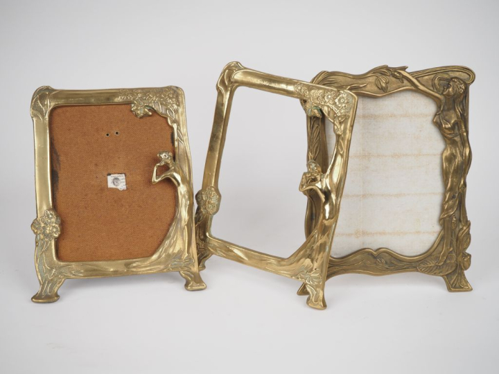 Suite de 3 cadres photo dont une paire, de style Art Nouveau en bronze