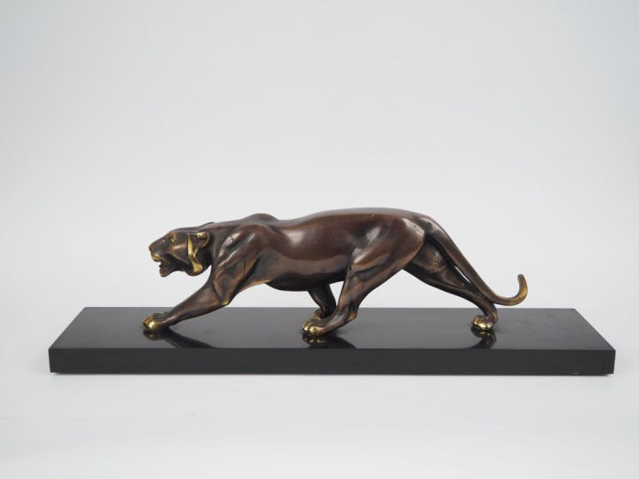 RULAS.  'Le tigre marchant" Sculpture en bronze à patine noire et mord