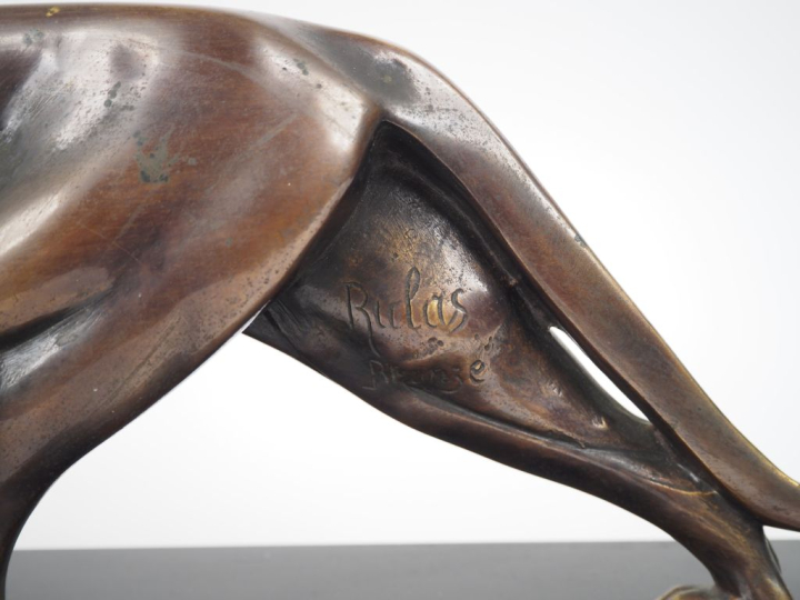 RULAS.  'Le tigre marchant" Sculpture en bronze à patine noire et mord