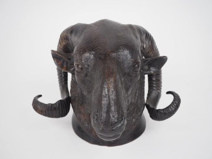 Tête de bélier .  Sculpture en bronze à patine brune.  Dim. 16 x 20 cm
