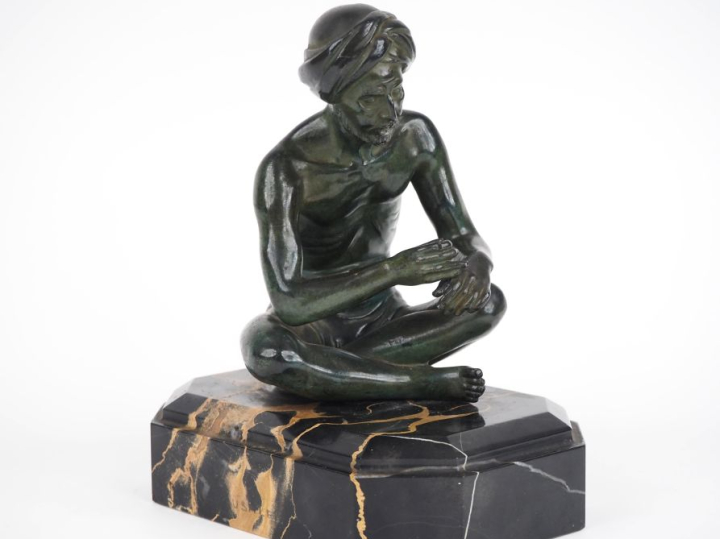 Ecole française XXème.  "le charmeur de serpent" Sculpture en bronze à