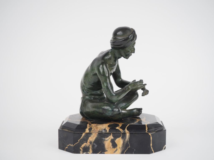 Ecole française XXème.  "le charmeur de serpent" Sculpture en bronze à