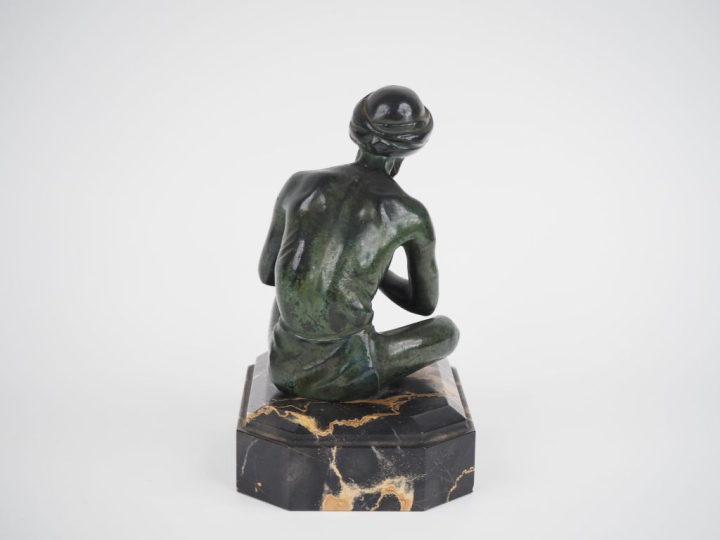 Ecole française XXème.  "le charmeur de serpent" Sculpture en bronze à