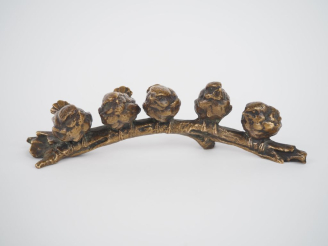 Vente aux enchères Ecole française vers 1900.  Sujet en bronze patiné "les cinq moineaux 