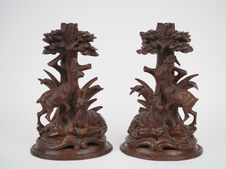 Paire de bougeoirs fin XIXème en chêne sculpté à décor de chamois et d