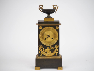 Vente aux enchères Pendule borne Restauration en bronze patiné et doré, à décor d'amours 