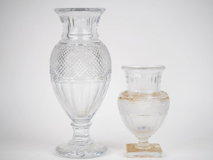 BACCARAT.  2 différents vases balustres en cristal à décor de croisill