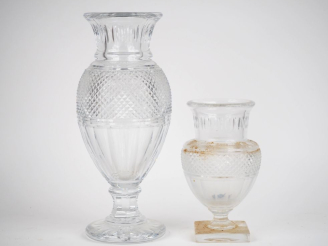 Vente aux enchères BACCARAT.  2 différents vases balustres en cristal à décor de croisill
