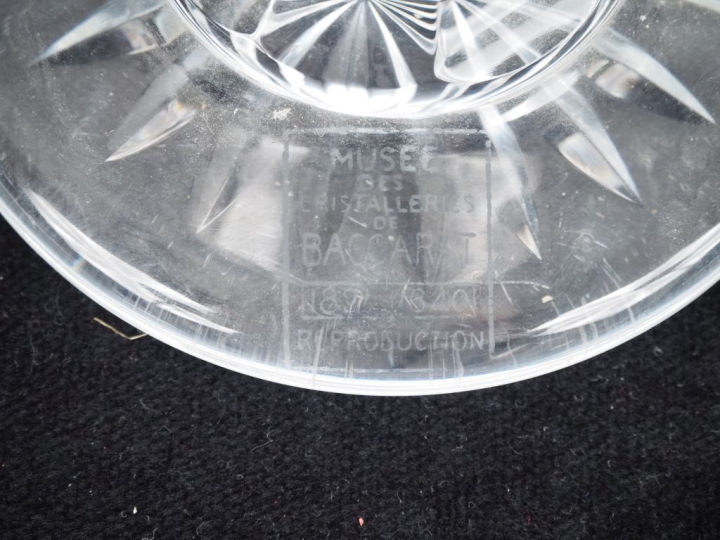 BACCARAT.  2 différents vases balustres en cristal à décor de croisill