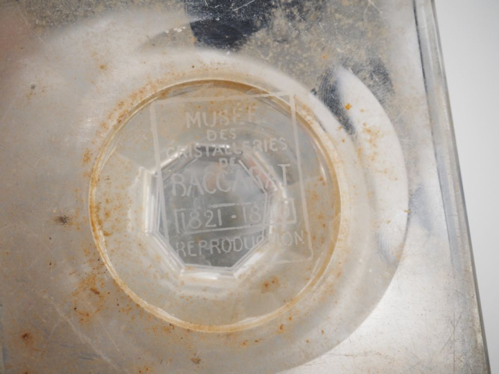 BACCARAT.  2 différents vases balustres en cristal à décor de croisill