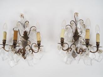 Vente aux enchères Paire d'appliques à pampilles éclairant à trois lumières.