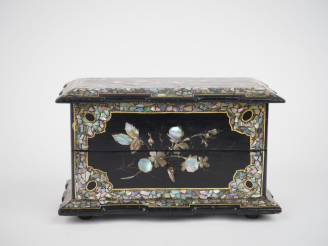 Vente aux enchères Cave à odeurs Napoléon III en marqueterie de burgot et bois noirci, in