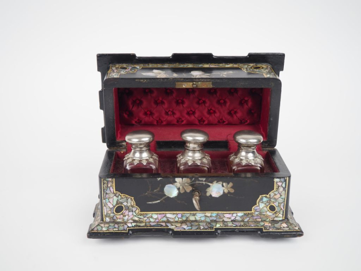 Cave à odeurs Napoléon III en marqueterie de burgot et bois noirci, in