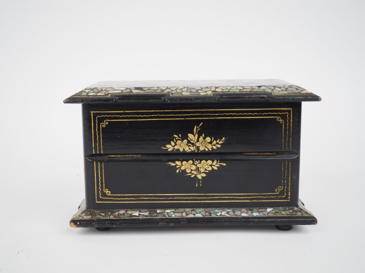 Cave à odeurs Napoléon III en marqueterie de burgot et bois noirci, in