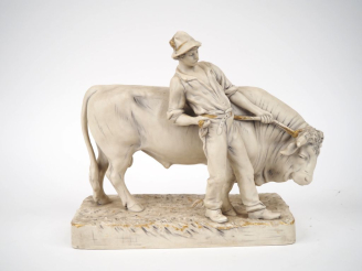 Vente aux enchères ROYAL DUX.  Groupe en biscuit  "le bouvier et son taureau". Dim. 28,5 