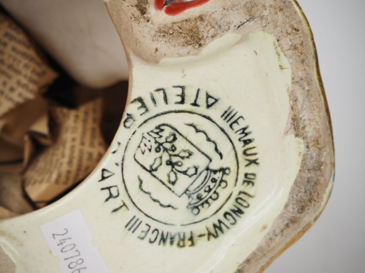 LONGWY.  Sujet en céramique polychrome "chinois assis".  (grands fels)