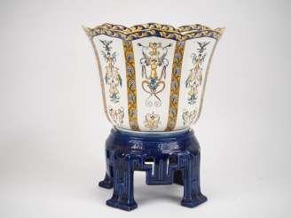 Vente aux enchères Cache pot sur pied en faience polychrome à décor de style Renaissance 