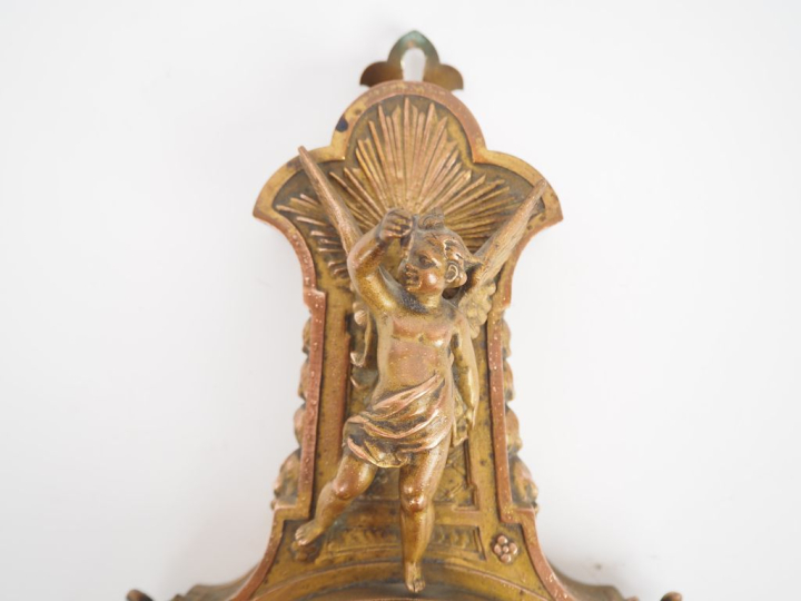 Cartel d'alcove de style Louis XVI en régule doré et cuivré.  H. 42 cm