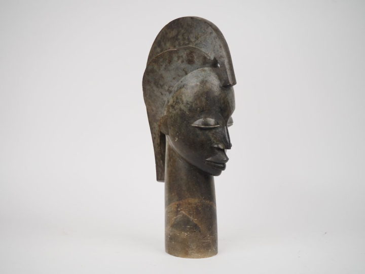 Sculpture africaine en pierre dure.  "portrait de jeune fille" H. 41 c