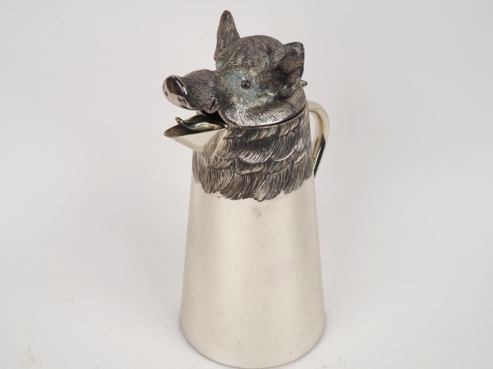 Très amusante verseuse en métal argenté à décor de hure de sanglier.  