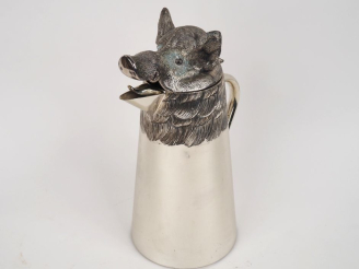 Vente aux enchères Très amusante verseuse en métal argenté à décor de hure de sanglier.  