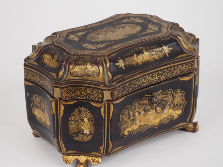 Boite à thé Napoléon III en bois laqué noir et doré, à décor de style 