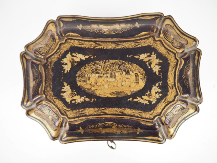 Boite à thé Napoléon III en bois laqué noir et doré, à décor de style 