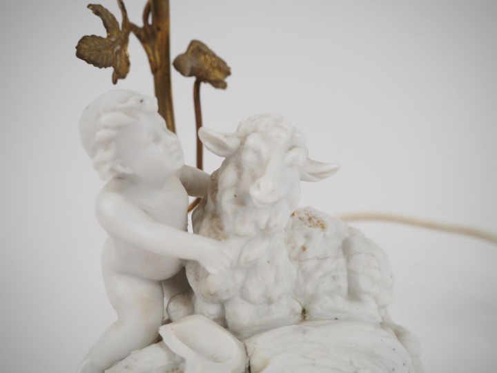 Lampe de salon de style Louis XVI en biscuit, métal doré et verroterie