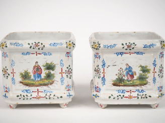 Vente aux enchères Paire de cache pots 1900 en faience à décor polychrome de jardinier, d