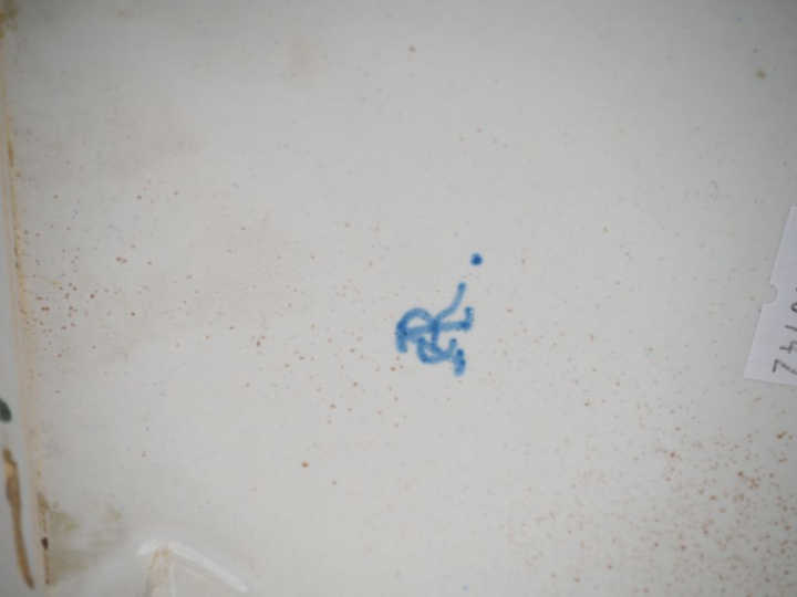 Paire de cache pots 1900 en faience à décor polychrome de jardinier, d