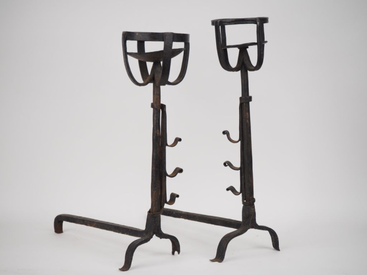 Paire de landiers XVIIème en fer forgé.  H. 57 cm