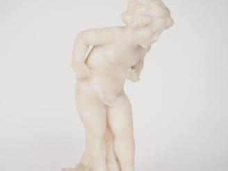 Vente aux enchères Ecole française vers 1900 "fillette au bain"  Sculpture en albâtre.  H