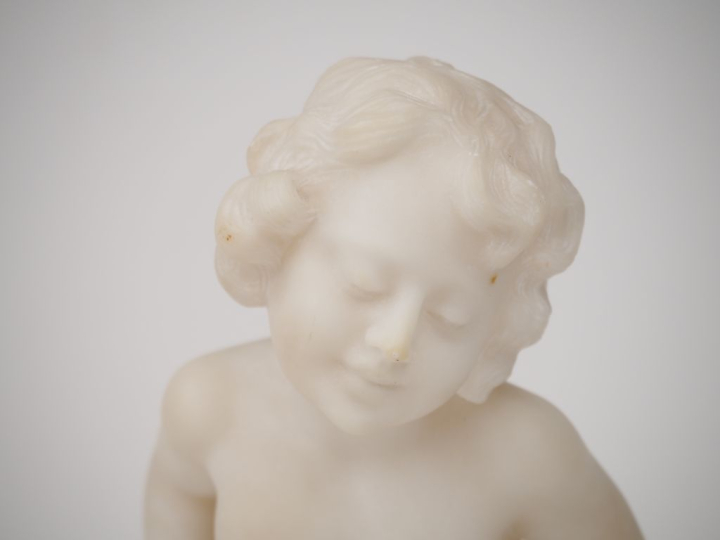 Ecole française vers 1900 "fillette au bain"  Sculpture en albâtre.  H