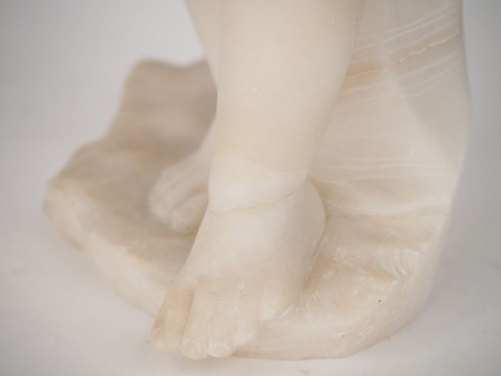 Ecole française vers 1900 "fillette au bain"  Sculpture en albâtre.  H