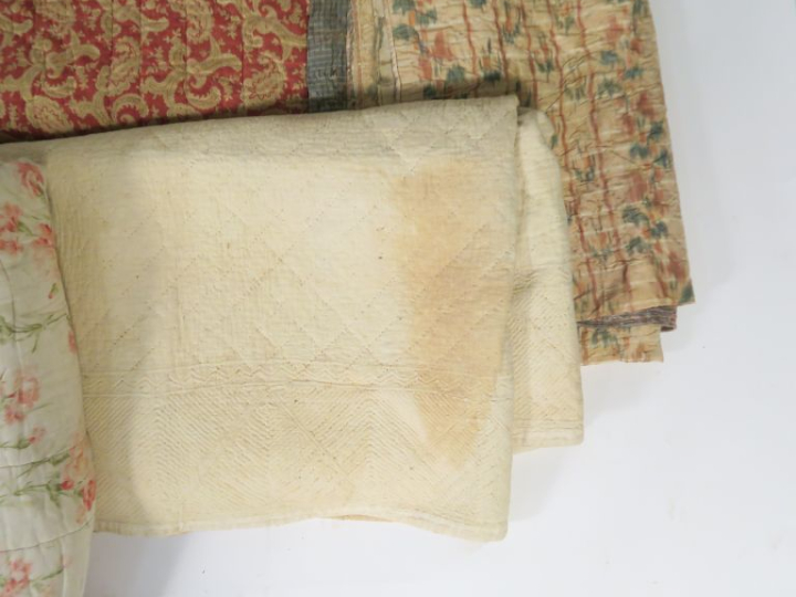 8 différents boutis.