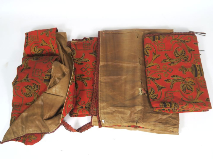 2 paires de rideaux anciens à décor de rinceaux noir et dorés sur fond