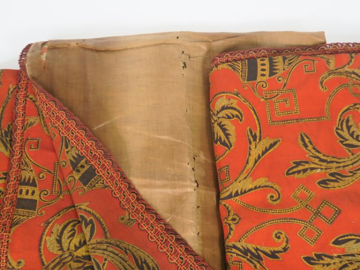 2 paires de rideaux anciens à décor de rinceaux noir et dorés sur fond