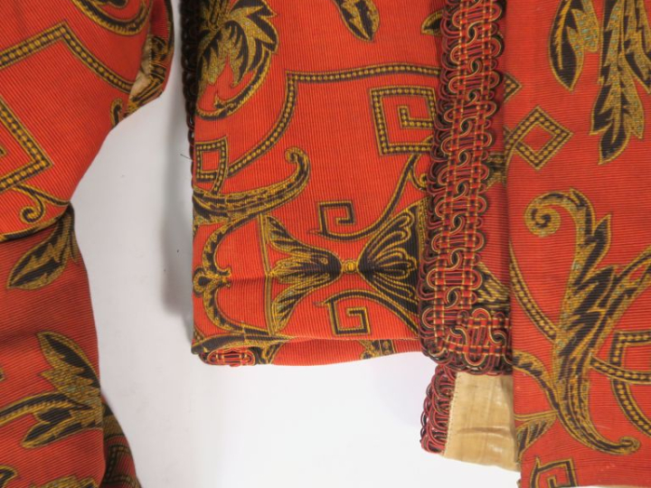 2 paires de rideaux anciens à décor de rinceaux noir et dorés sur fond