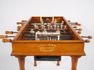 Vente aux enchères Jeu d'enfant baby foot milieu du XXème.  Fabrication catalane. Dim. 67