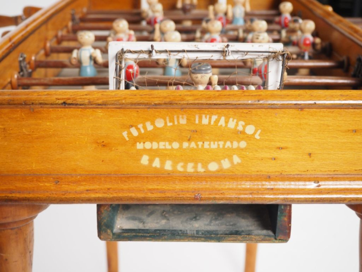 Jeu d'enfant baby foot milieu du XXème.  Fabrication catalane. Dim. 67