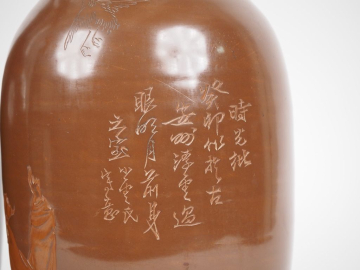 Chine vers 1920. Paire de vases en Yixing à décor de personnages et de