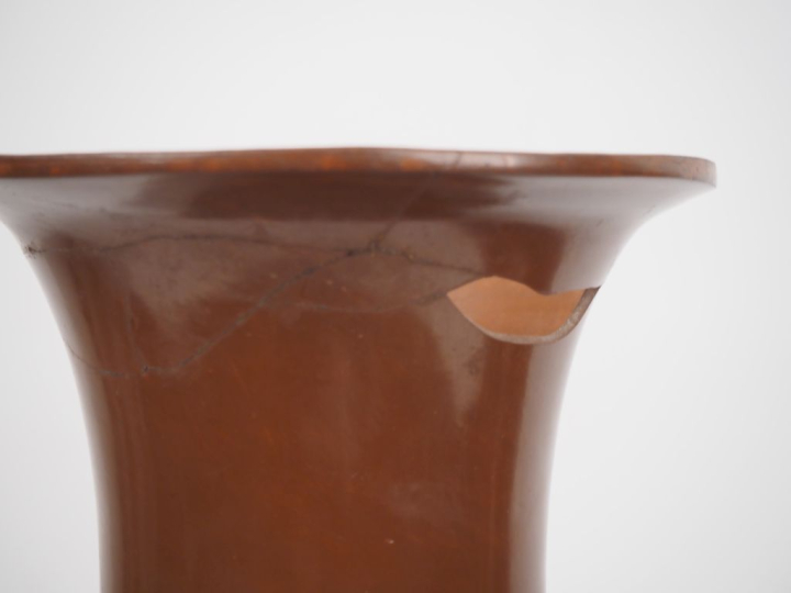 Chine vers 1920. Paire de vases en Yixing à décor de personnages et de