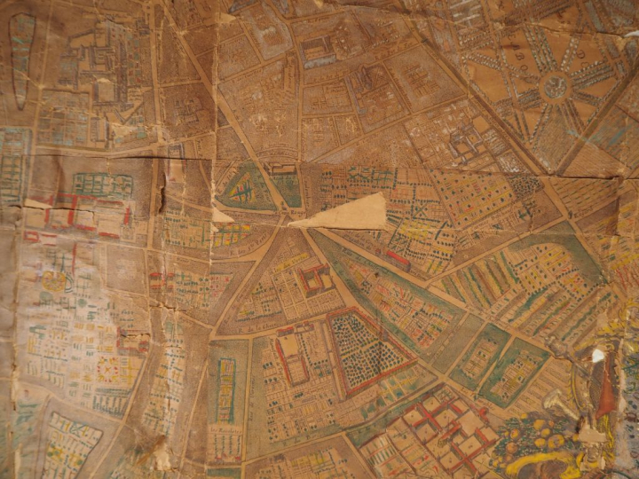 Plan de Paris XVIIIème rehaussé.  Dim. 133 x 139 cm  (mauvais état)
