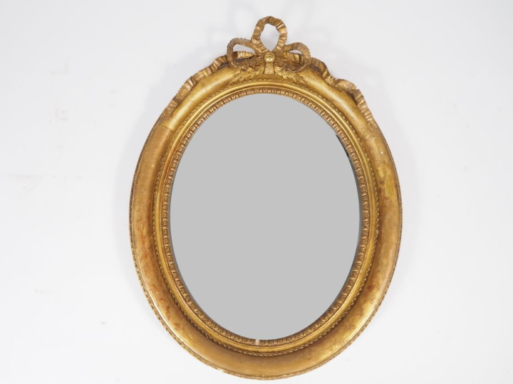 Glace médaillon Napoléon III de style Louis XVI en bois et stuc doré, 