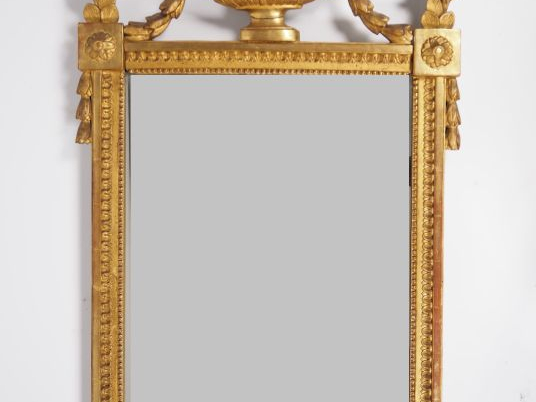 Glace Louis XVI en bois et stuc doré à décor de perles, de rais de cœu