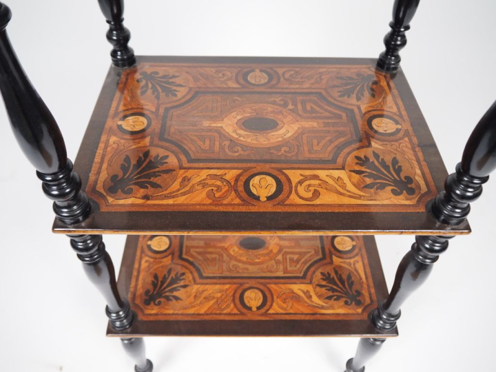 Travailleuse Napoléon III en marqueterie à décor de trophés et de rinc