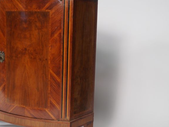 Paire d'encoignures de style Louis XVI en marqueterie à décor de canne