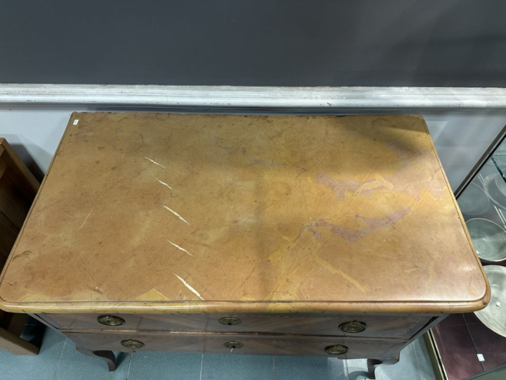 Commode Transition en marqueterie, ouvrant à deux tiroirs, dessus marb