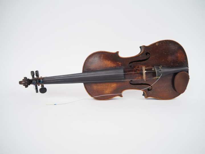 Violon	 portant la marque au fer "D SALZAR" vers 1880 	4/4 	(talon cas