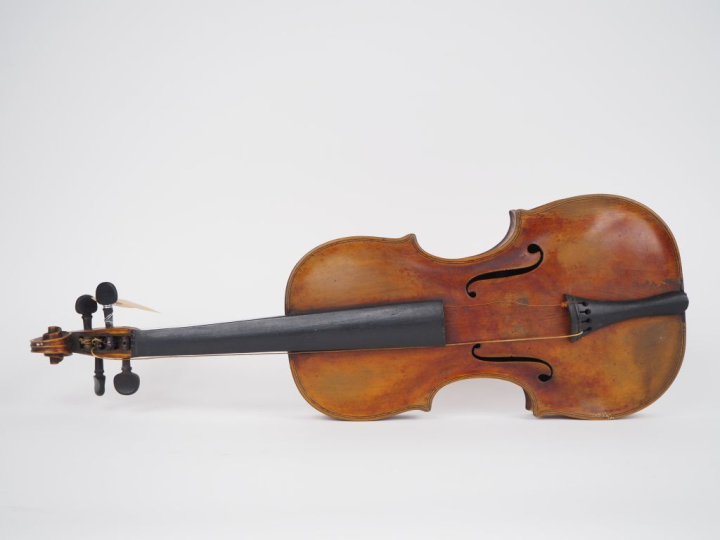 Violon 	portant l'etiquette "Tononi"	 4/4	 (Trous de vers )  Expert : 